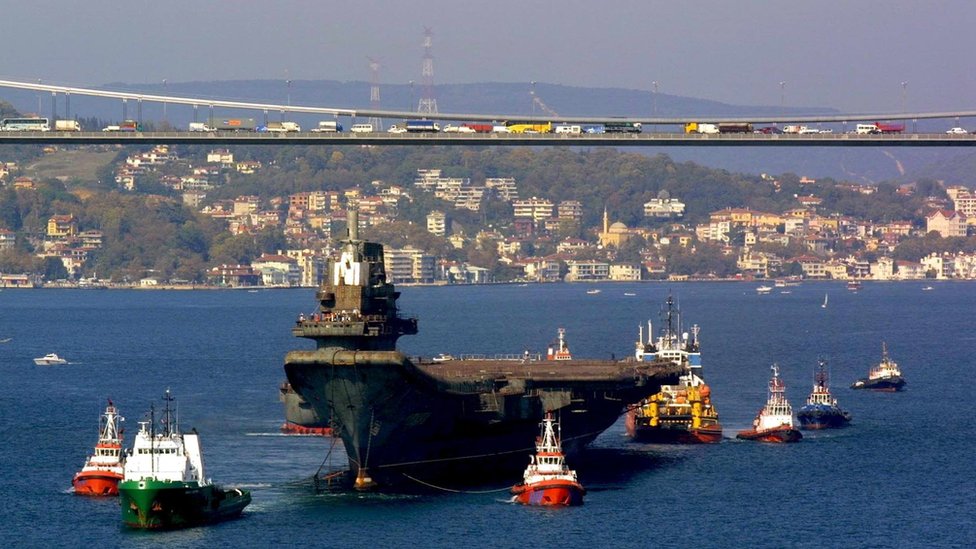 El Varyag cruzando el Bósforo en noviembre de 2001.