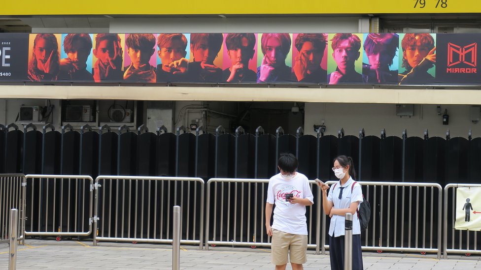 紅磡香港體育館外架起兩米高黑色屏風（29/7/2022）
