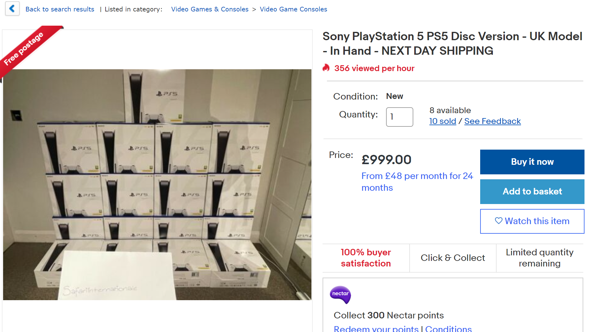 На снимке экрана показана стопка PlayStation 5 в гостиной, каждая из которых продается по цене 999 фунтов стерлингов