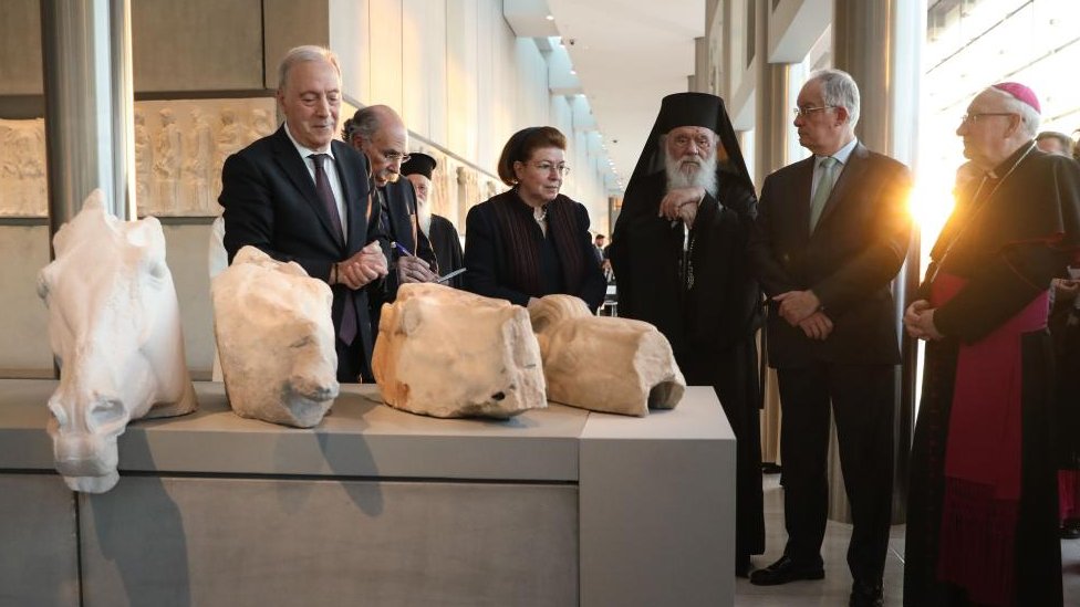 Un grupo de funcionadiros del Vaticano y Grecia frente a los fragmentos de mármol devueltos