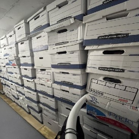 Decenas de cajas con material traído de la Casa Blanca estaban apiladas en un cuarto de depósito en Mar-a-Lago.