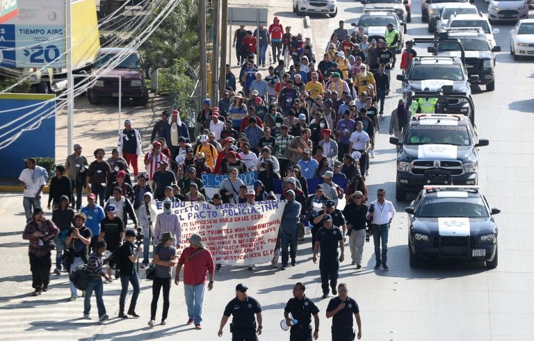 Migrantes marchan en Tijuana