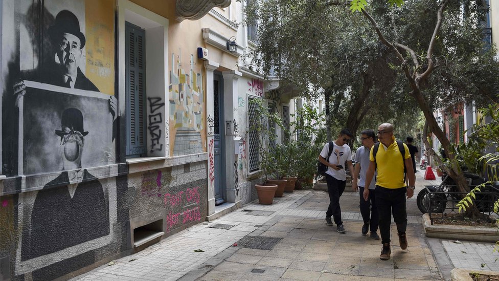 Китайские туристы посещают исторический район Афин, Экзархия в сентябре