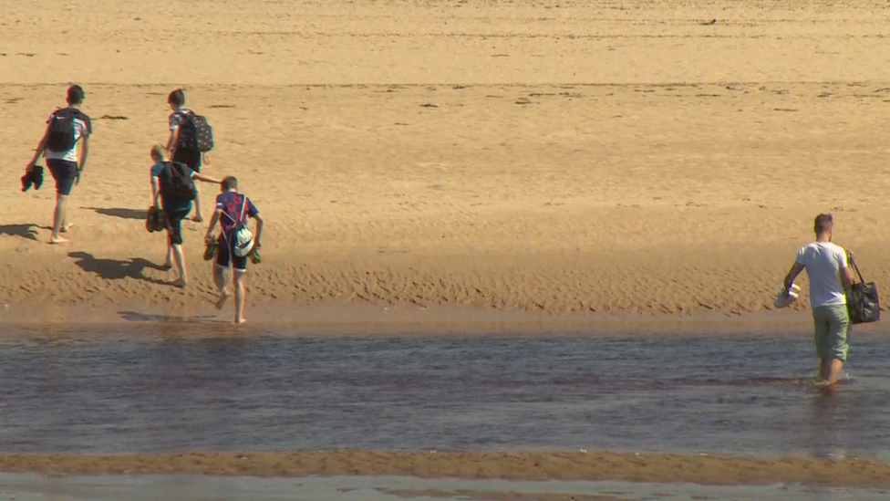 Представители общественности перебрались через реку Лосси, чтобы добраться до Восточного пляжа