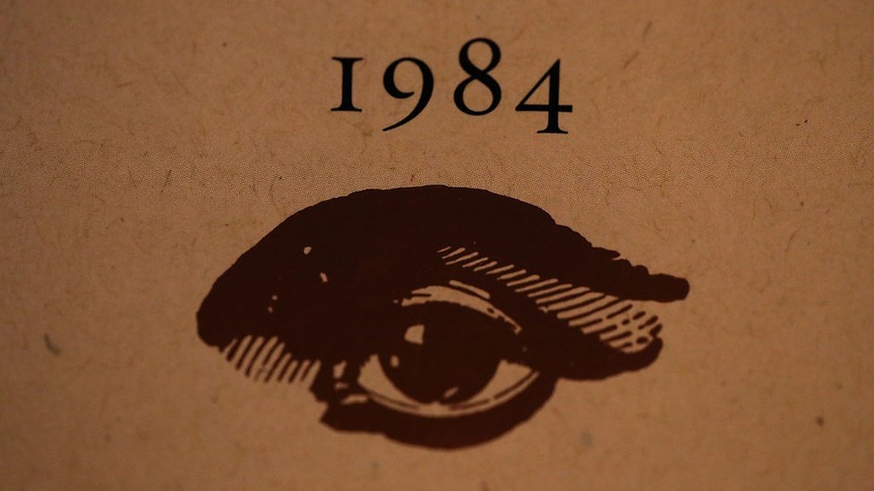 La novela "1984" de Orwell trata de una sociedad futurista gobernada por un "partido" que controla todos los aspectos de la vida de los ciudadanos. Portada del libro "1984".