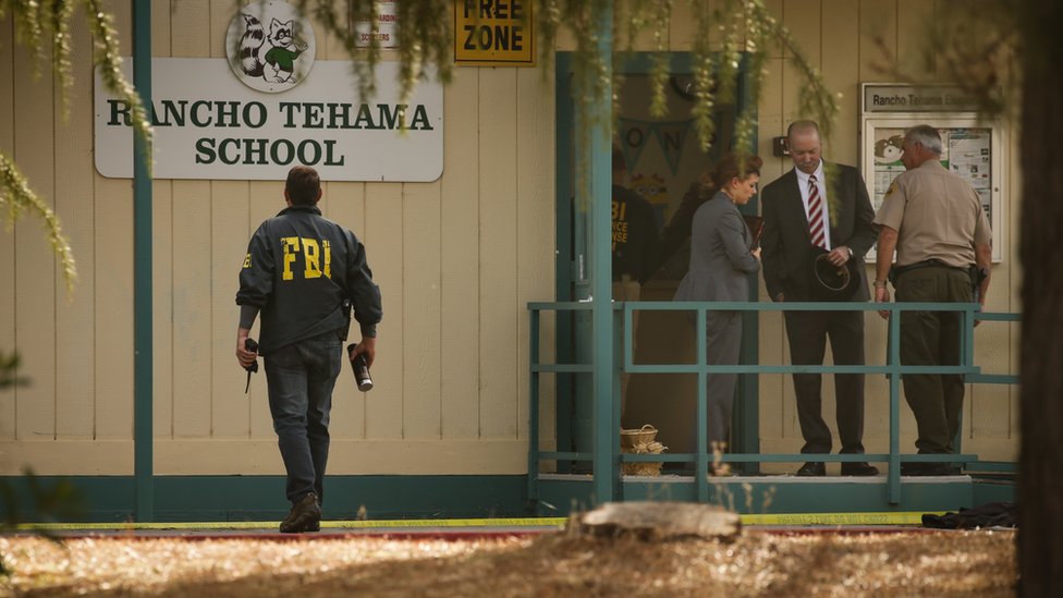 Агенты ФБР видны возле начальной школы Ранчо Техама после стрельбы в Ранчо Техама, Калифорния.