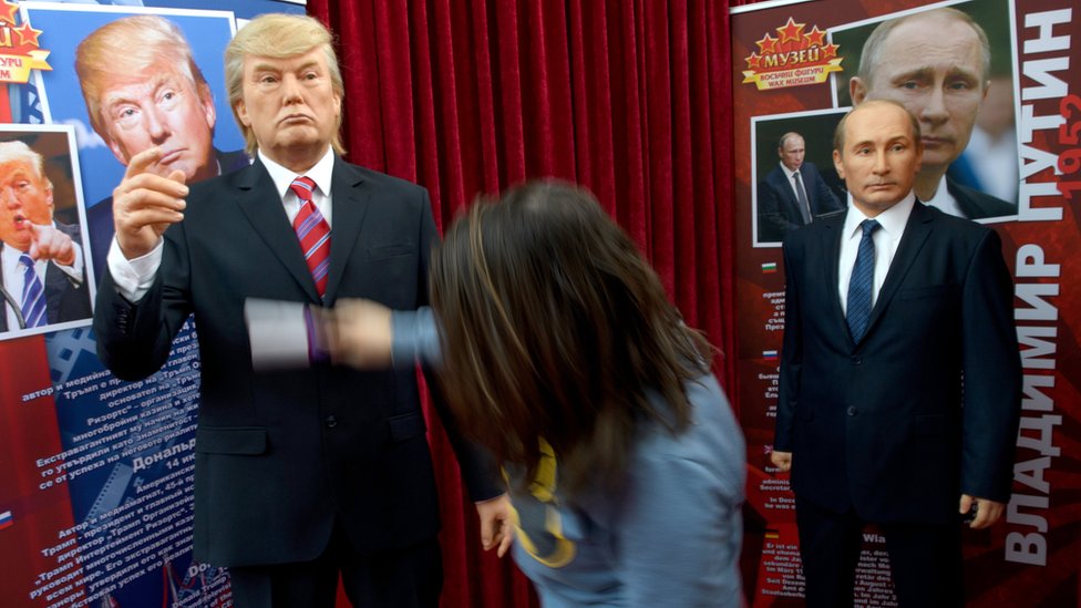 ¿Será cuestión de quién es más "macho"? Las figuras de cera en una exposición en Bulgaria representan dos de las personalidades políticas más fuertes del mundo. Figuras de cera de Trump y Putin en una exposición en Bulgaria.
