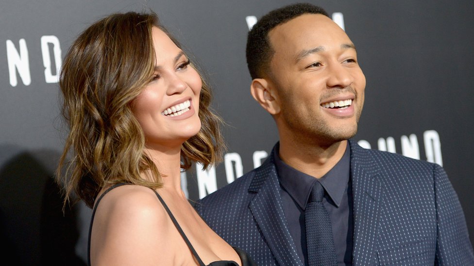 La modelo Chrissy Teigen compartió el incidente en Twitter con sus 9 millones de seguidores. Chrissy Teigan y su esposo John Legend
