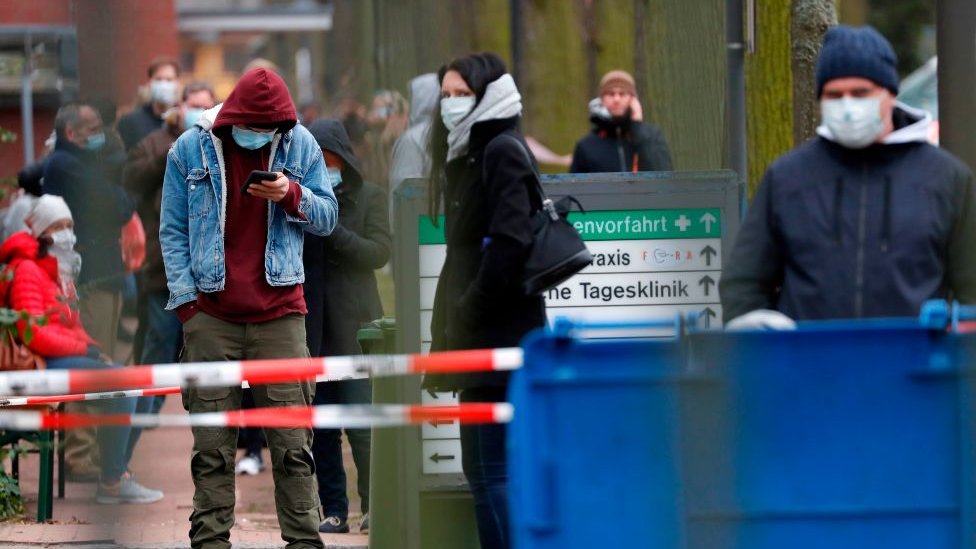 Люди возле здания в Германии ожидают тестирования на Covid-19