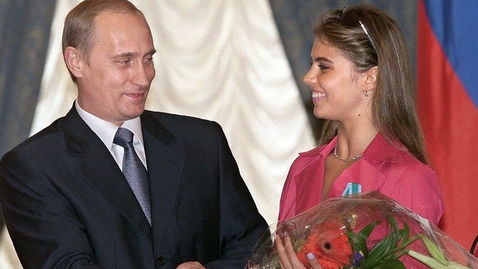 روسی صدر ولادیمیر پوتن 2001 ایک میں ایک تقریب کے دوران علینا کبائیوا کے ساتھ