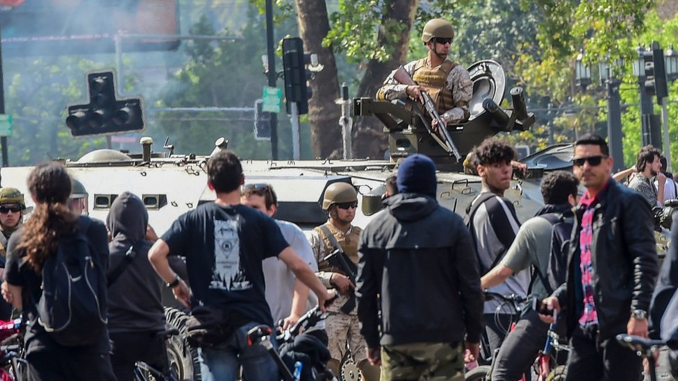 Солдат в танке окружен демонстрантами в Сантьяго
