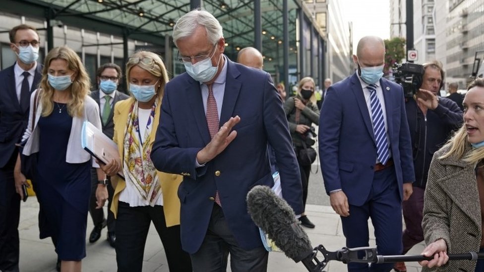 Мишель Барнье протягивает руку журналистам, покидая Вестминстерский конференц-центр для следующего раунда переговоров по Брекситу 10 сентября 2020 года