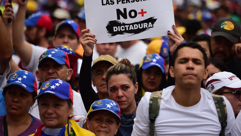 Venezuela: oficialistas celebran el 1° de mayo en apoyo a Maduro y opositores vuelven a marchar contra el gobierno - BBC News Mundo