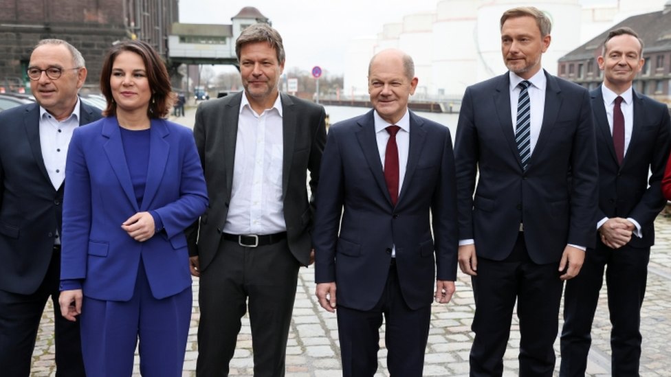 Social Democratic Party (SPD) top candidate for chancellor Olaf Scholz, Greens party co-leaders Robert Habeck and Annalena Baerbock, Free Democratic Party (FDP) leader Christian Lindner and Free Democratic Party (FDP) Secretary General Volker Wissing pose for a family photo