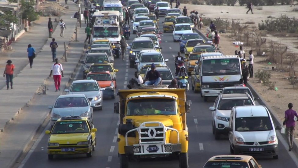 Дорога с движением в Дакаре, Сенегал