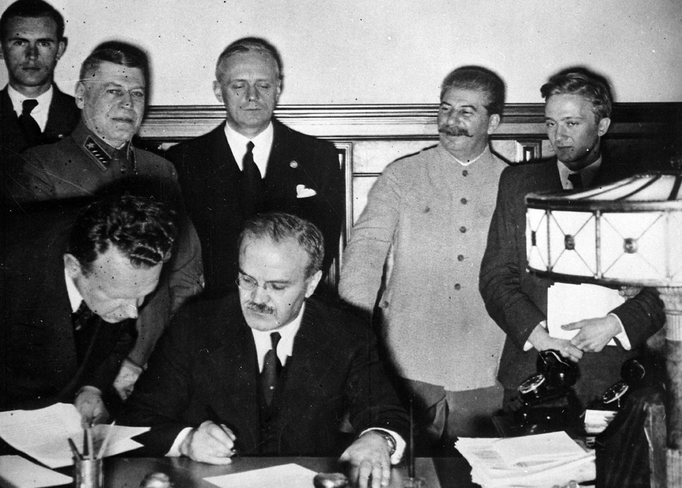 Молотов подписывает нацистско-советский пакт в Москве 23 августа 1939 г.