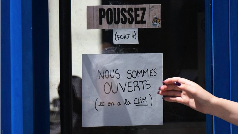 لافتة مكتوبة بخط اليد على باب متجر مغلق في فرنسا