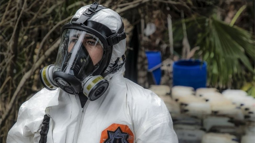 Офицер полиции штата Синалоа работает во время ликвидации одной из трех подпольных лабораторий по производству синтетических наркотиков, в основном метамфетамина, в Эльдорадо, штат Синалоа, Мексика, 4 июня 2019 года.