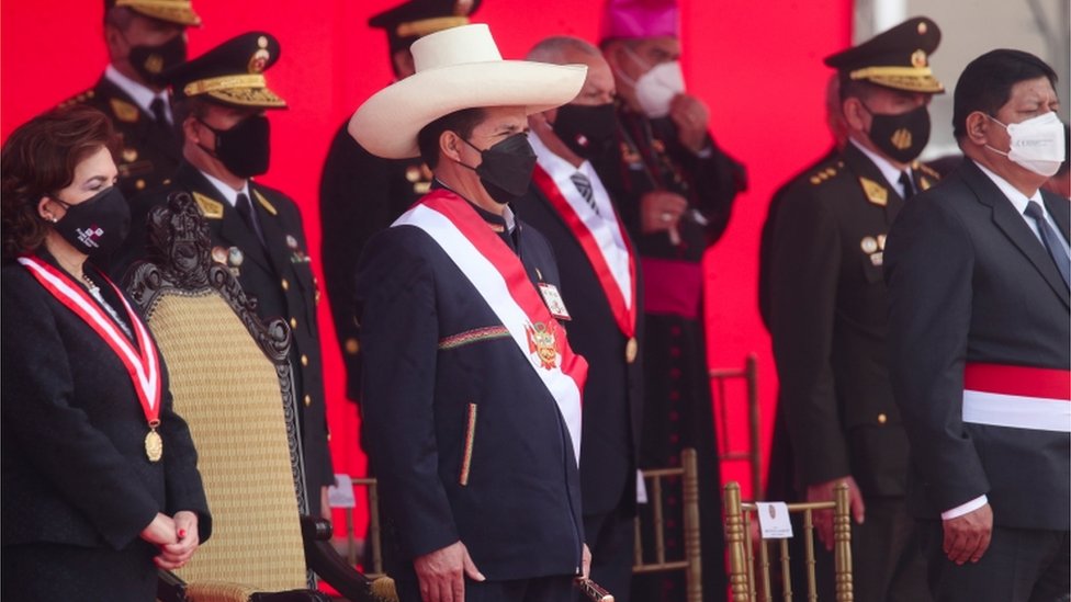 Pedro Castillo, flanqueado por otras autoridades en un acto en Lima.