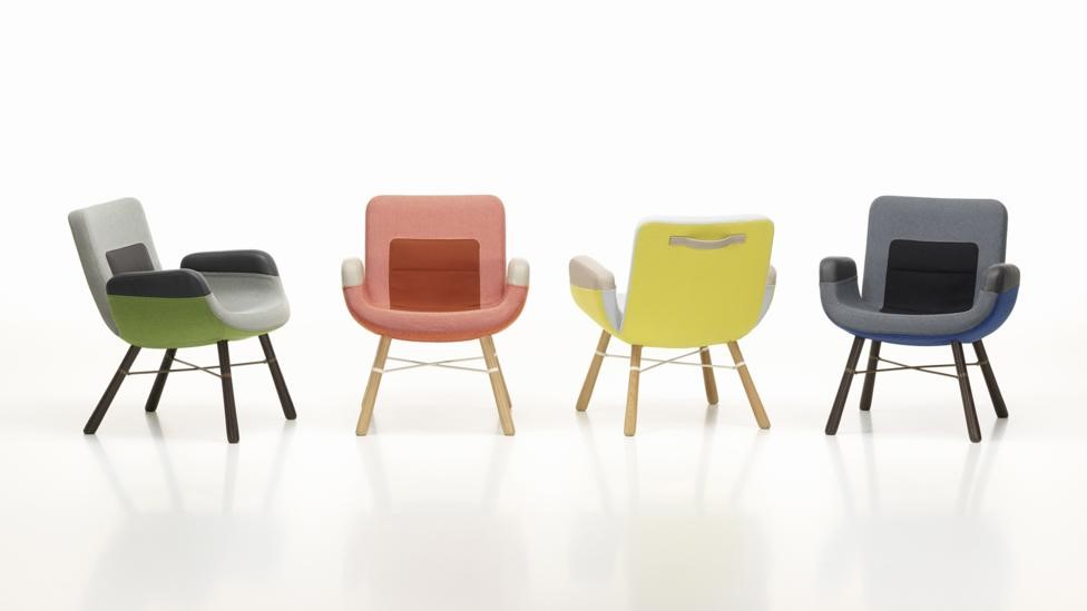 Varias sillas de diferentes colores