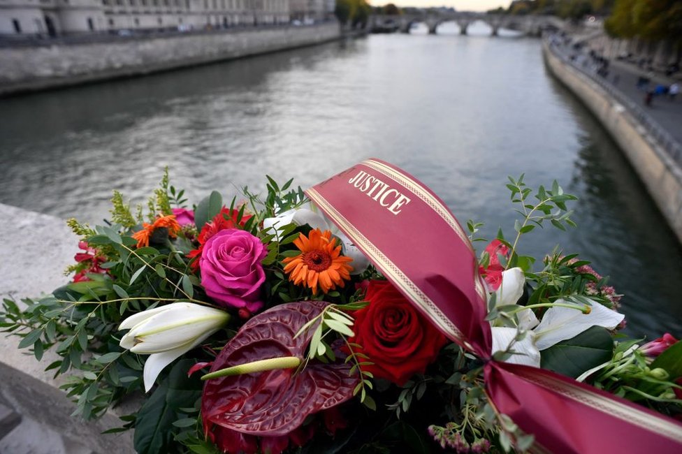 وضع الناس إكليلا من الزهور تخليدا لذكرى الجزائريين الذين قتلتهم الشرطة الفرنسية قبل 60 عاما