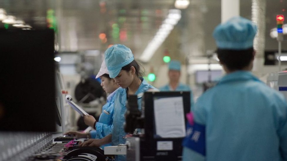 Trabajadores en una fábrica de teléfonos inteligentes en China.