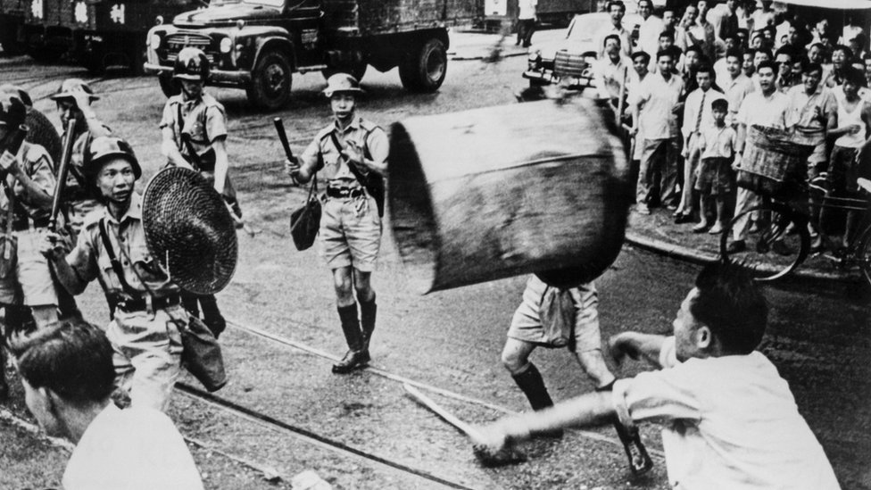 香港防暴警察在街上與左派示威者衝突（1967年）