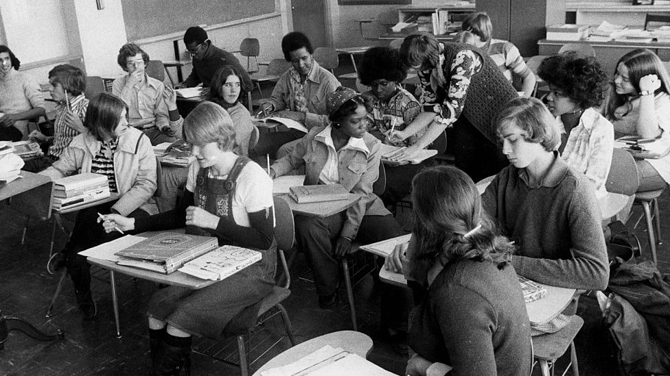 Инициатива по десегрегации Бостонских государственных школ была реализована осенью 1974 г. и встретила сильное сопротивление со стороны многих жителей окрестностей Бостона