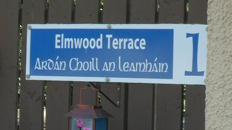 Неофициальная вывеска в Лургане показывает название улицы на английском и ирландском языках