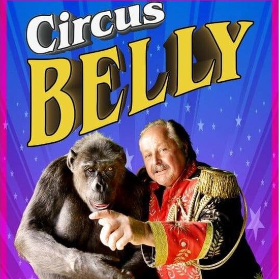 Афиша циркового живота, в котором выступает Робби. Шимпанзе позирует рядом с начальником манежа Клаусом Кёлером