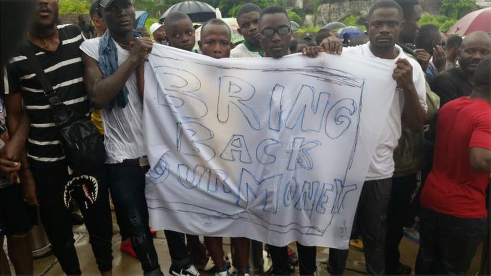 Акция протеста против пропажи денег в Либерии
