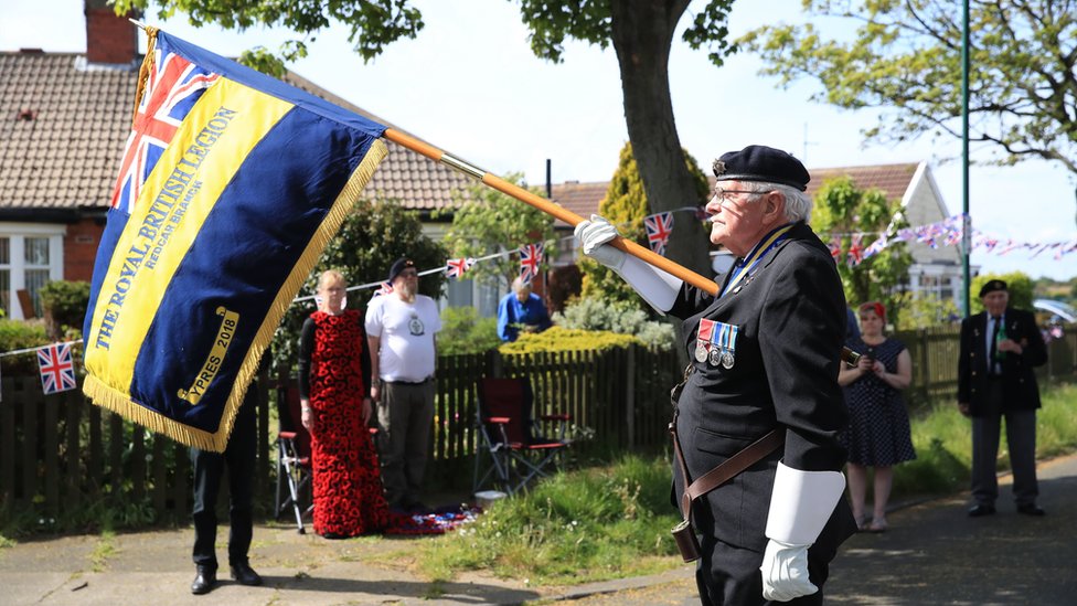 Знаменосец Королевского Британского Легиона в Редкаре в день 75-й годовщины Победы