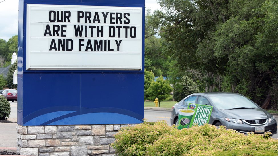 Empresas locales en Wyoming han expresado su solidaridad. El cartel lee: "Nuestras oraciones están con Otto y su familia". Un cartel en Wyoming que lee: "Nuestras oraciones están con Otto y su familia".