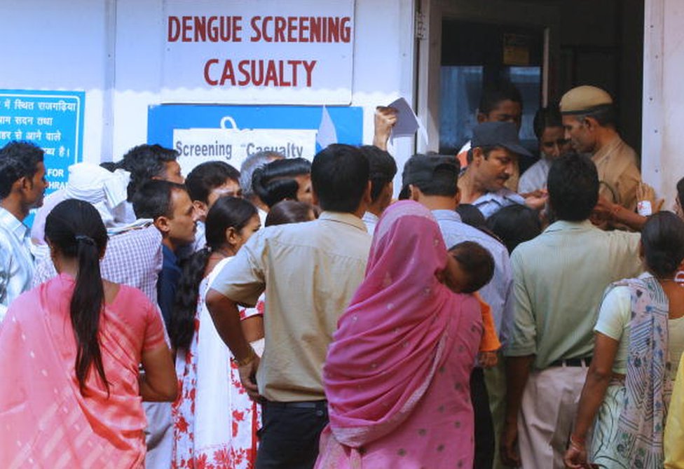 Индийцы выстраиваются в очередь, чтобы сдать кровь на анализ в отделении скрининга лихорадки денге больницы Всеиндийского института медицинских наук (AIIMS) в Нью-Дели, 20 октября 2006 г.