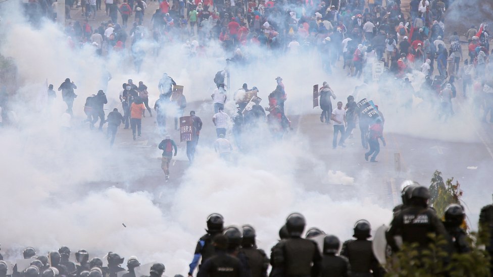 Столкновения демонстрантов с ОМОНом и солдатами во время акции протеста, когда президент Гондураса Хуан Орландо Эрнандес был приведен к новой присяге в Тегусигальпе, Гондурас, 27 января 2018 г.