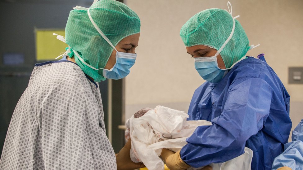 Bebé nacido por cesárea en Francia