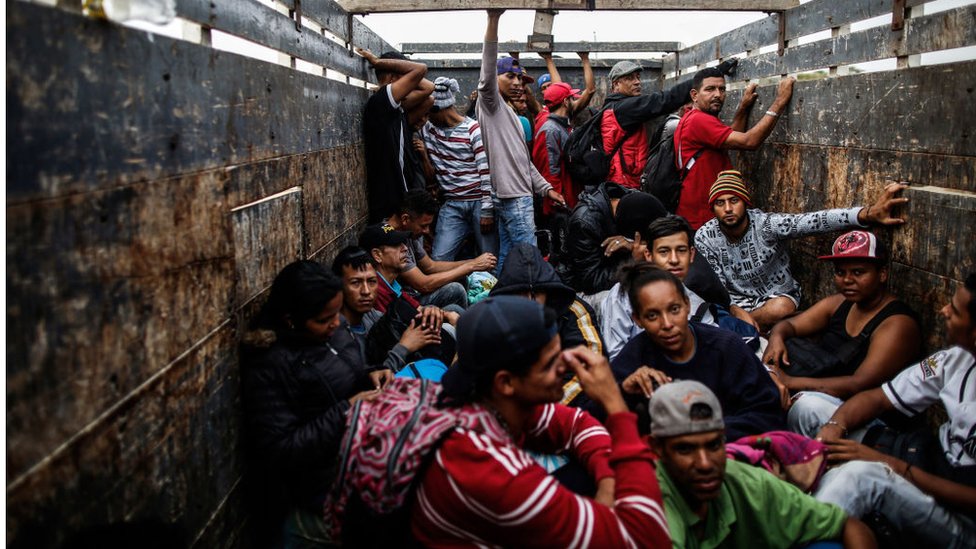 Miles de venezolanos emigran por América del Sur en condiciones precarias.