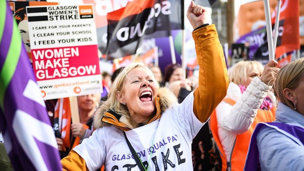 Тысячи женщин маршируют в Глазго, участвуя в одной из крупнейших забастовок за равную оплату труда в Великобритании.
