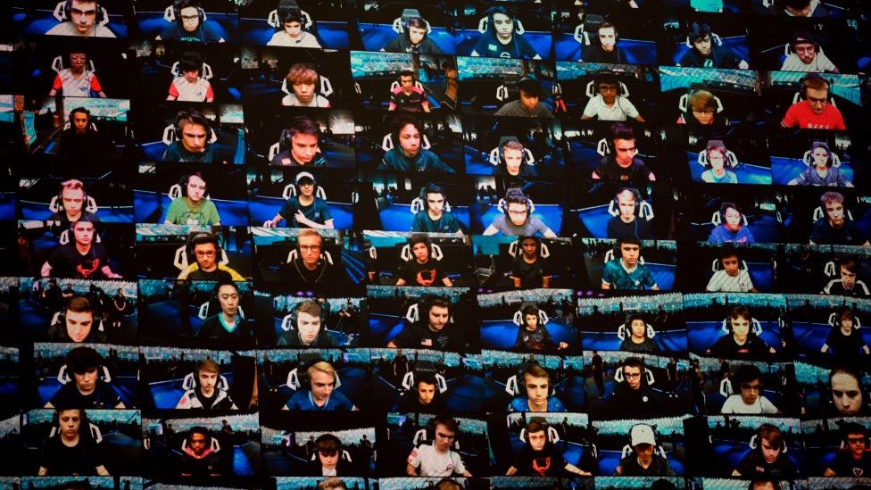 شاشة تعرض عددا من لاعبي فورتنايت