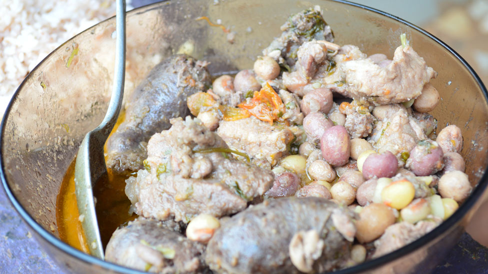 Guisado de cerdo con nueces bambara