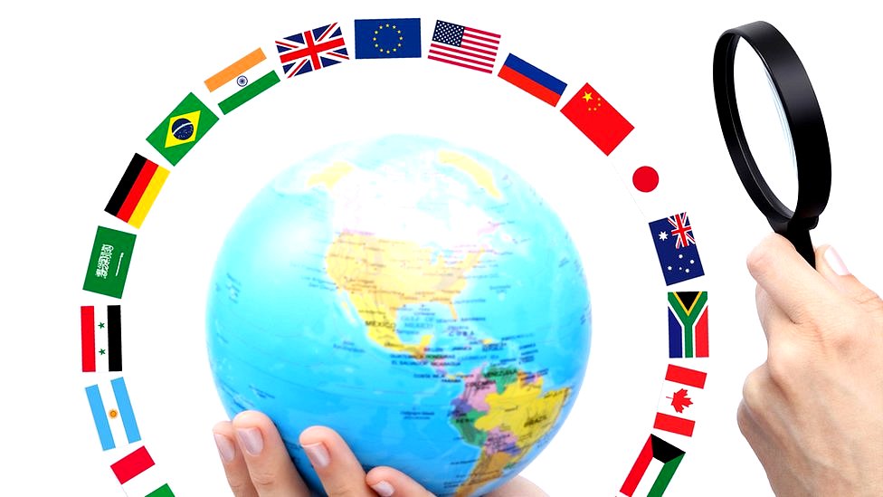 El huracán Irma, los nuevos iPhone y la prometida del príncipe Harry son algunos de los términos más buscados en todo el mundo. Mujer con lupa observado un globo terráqueo.