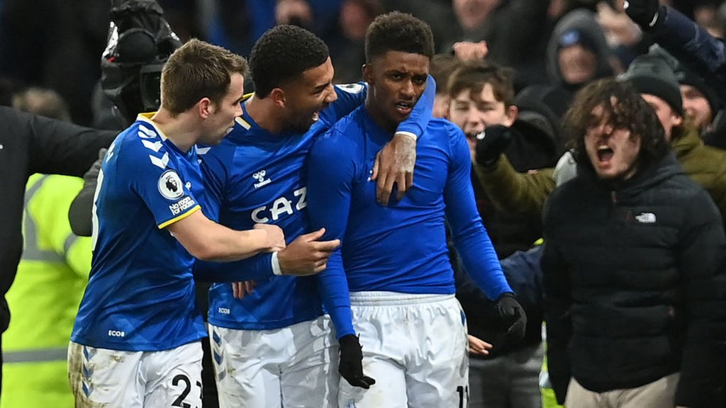 Everton 2-1 Arsenal: Demarai Gray stoppage-time goal earns victory for Rafael Benitez's men