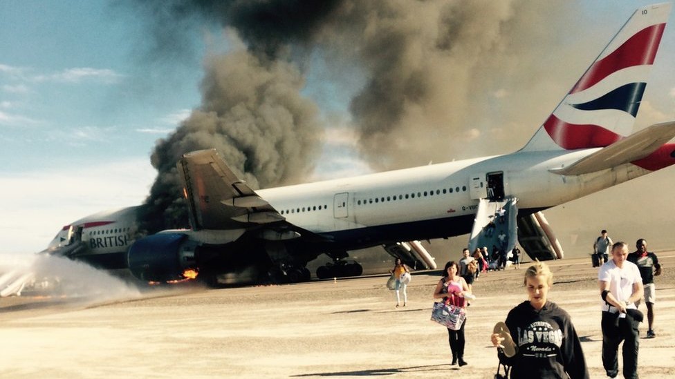 Пассажиры покидают самолет 09 сентября 2015 г.