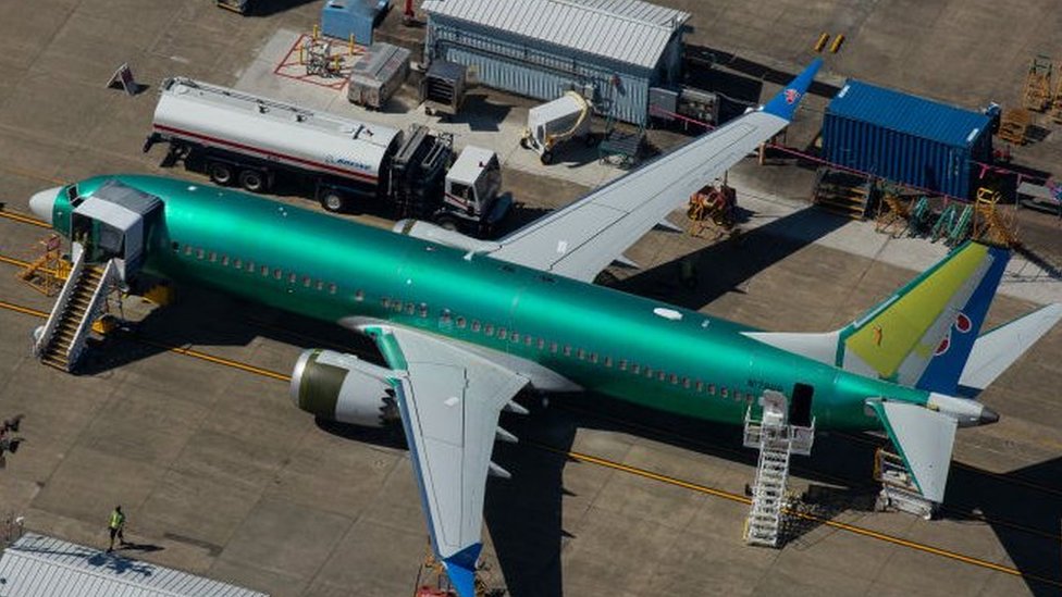 Самолеты Boeing 737 Max простаивают, поскольку компания продолжает работу над программным сбоем, который привел к двум смертельным авариям авиалайнера.
