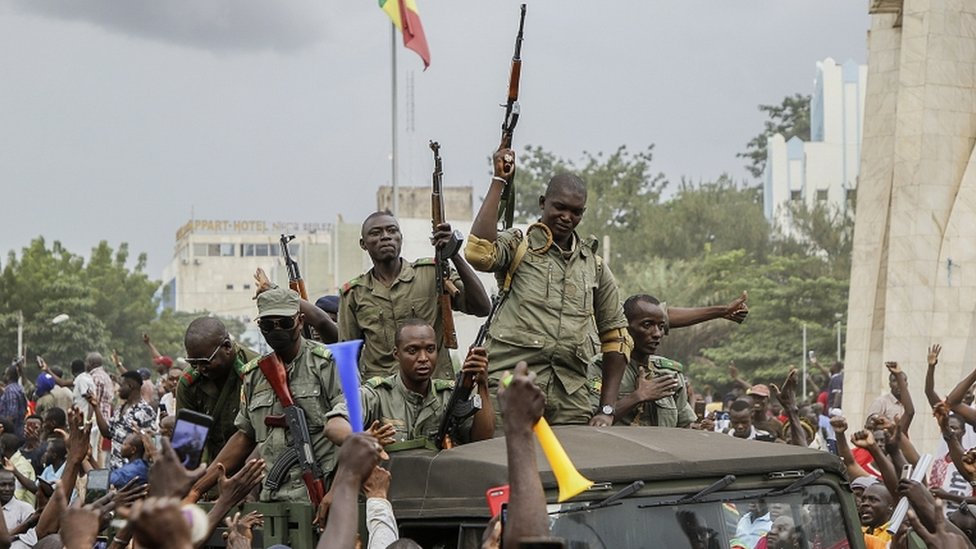Mali ordusu Bamako sokaklarında tezahüratlarla karşılandı.