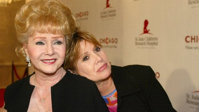 Debbie Reynolds with her daughter and fellow actress Carrie Fisher in 2003