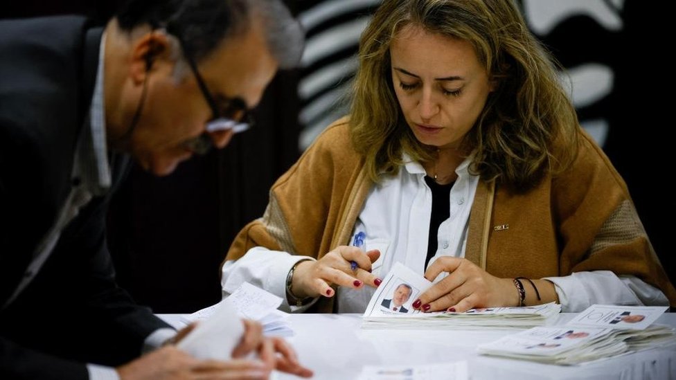 مسؤولو فرز الأصوات يوم الانتخابات الرئاسية والبرلمانية، في اسطنبول، تركيا.