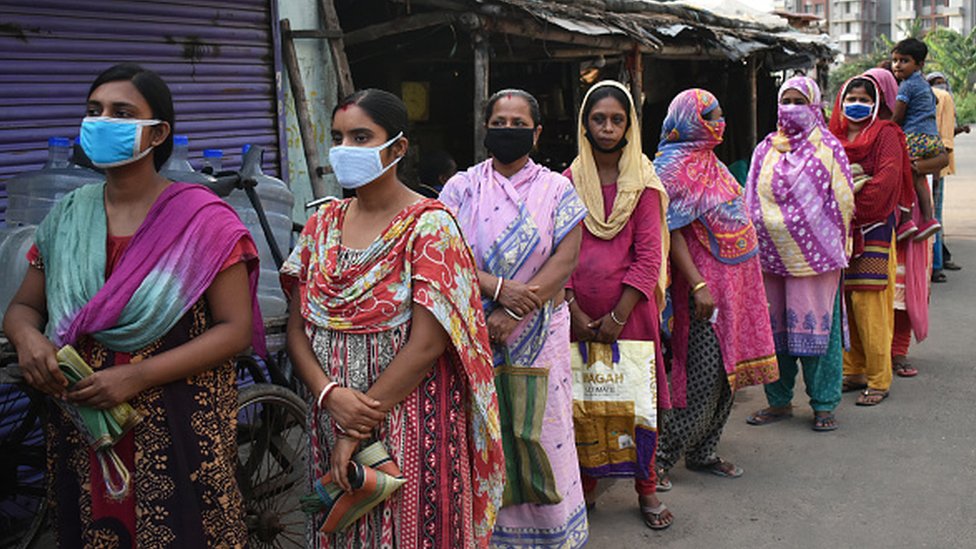 В Калькутте женщины стоят в очереди за бесплатным паек