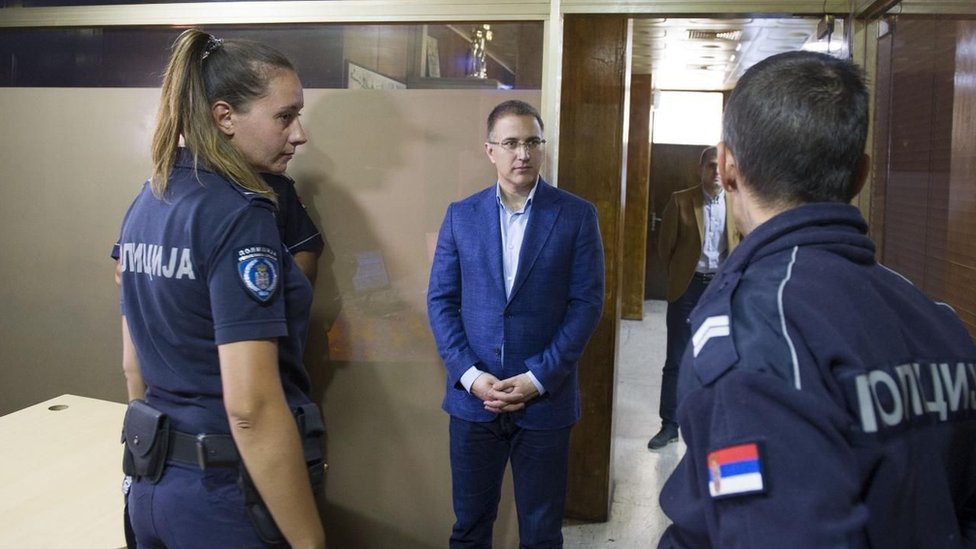 Ministar policije Nebojša Stefanović razgovara sa policajcima