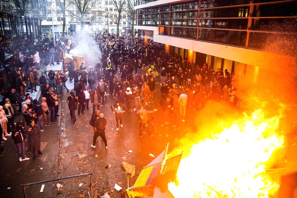 Incendio en la calle durante una manifestación contra las medidas anti-covid del gobierno belga en Bruselas el 21 de noviembre de 2021